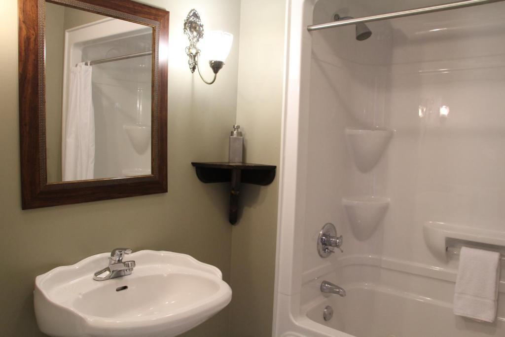 Lynwood Inn Baddeck Inlet Стая снимка